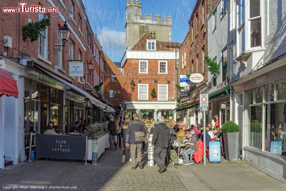 Immagine Turisti e pedoni passeggiano lungo The Square a Winchester, Inghilterra. La città conta una popolazione di circa 40 mila persone in un raggio di tre miglia dal suo centro - © Peter Sterling / Shutterstock.com