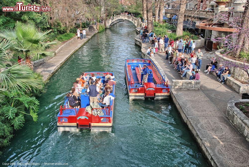 Immagine Turisti in città durante l'Alamo Irish Festival di San Antonio, Texas. Questo evento si svolge dal 14 al 16 marzo - © GagliardiImages / Shutterstock.com