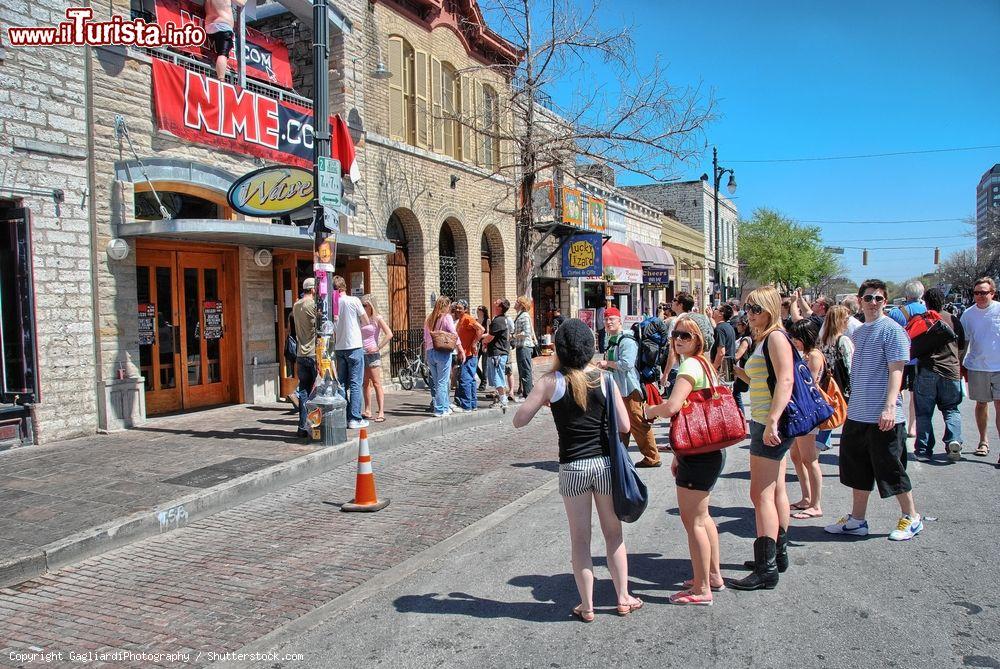 Immagine Turisti in città in occasione dell'SXSW Festival di Austin, Texas. La prima edizione dell'evento risale al 1987 e ogni anno diventa più importante - © GagliardiPhotography / Shutterstock.com