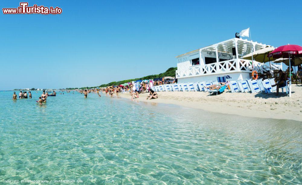 Immagine Turisti in spiaggia a Porto Cesareo, Salento, Puglia. Il litorale pugliese è uno dei più suggestivi di tutt'Italia - © pisaphotography / Shutterstock.com