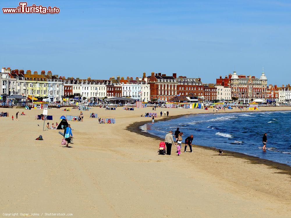 Immagine Turisti in spiaggia a Weymouth, sul Canale della Manica in Inghilterra - © Oscar Johns / Shutterstock.com