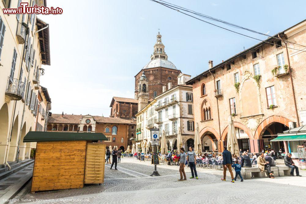 Immagine Turisti in visita a negozi e ristiranti vicino alla cattedrale di Pavia, Lombardia - © Suchart Boonyavech / Shutterstock.com