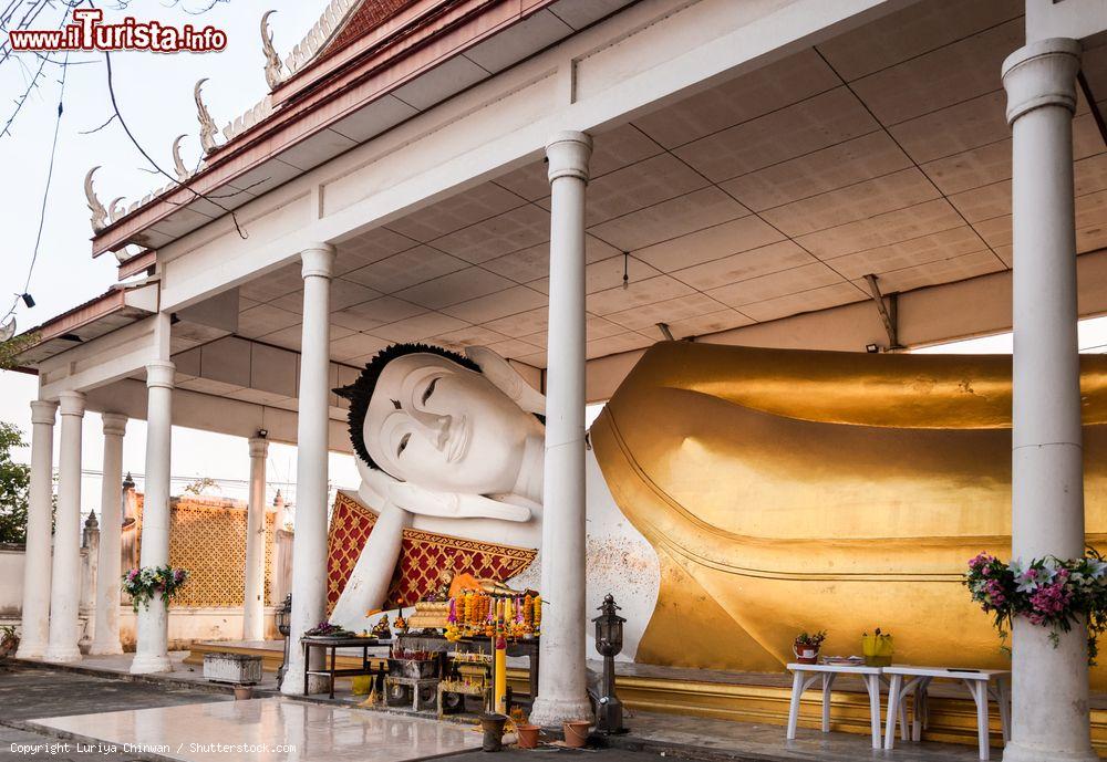 Immagine Turisti in visita al Buddha sdraiato al tempio di Watku a Pakkret, regione di Nonthaburi (Thailandia) - © Luriya Chinwan / Shutterstock.com