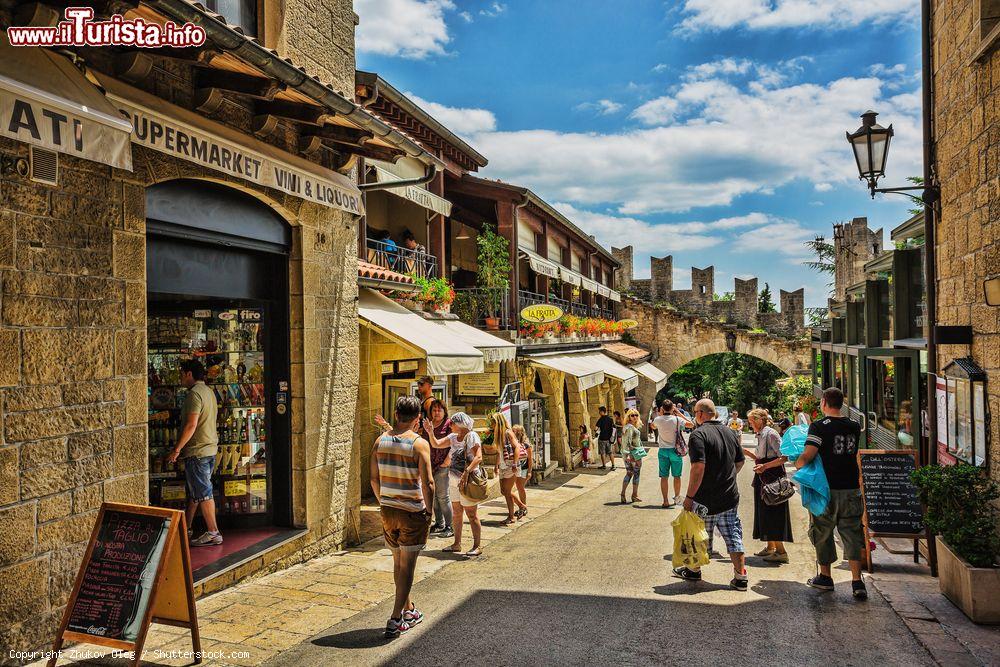 Immagine Turisti in visita al centro storico di San Marino, Repubblica di San Marino - © Zhukov Oleg / Shutterstock.com