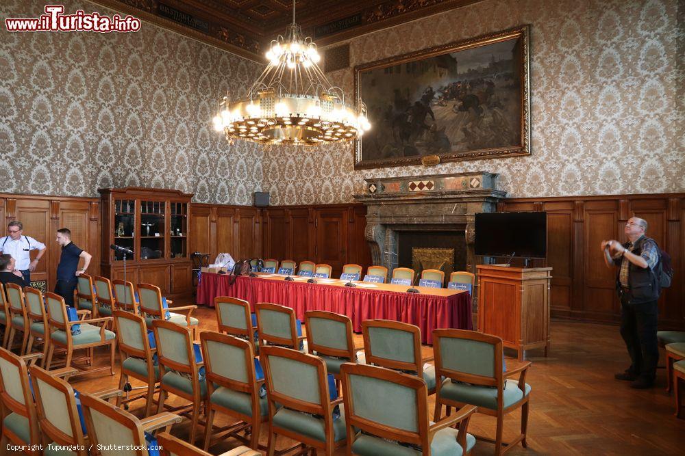 Immagine Turisti in visita al Nuovo Palazzo Municipale di Lipsia, Germania: l'edificio fu completato nel 1905 e si presenta in stile storicista - © Tupungato / Shutterstock.com