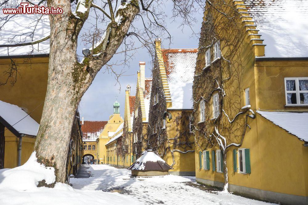 Immagine Turisti in visita alla Fuggerei di Augusta con la neve, Germania - © Michal Ludwiczak / Shutterstock.com