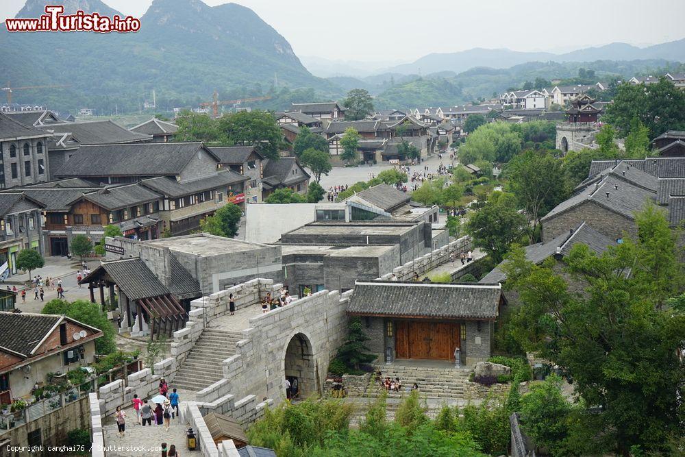 Immagine Turisti in visita alla vecchia città di Qingyan (Guiyang), provincia di Guizhou (Cina). Questa   cittadina vanta una storia di oltre 600 anni  - © canghai76 / Shutterstock.com