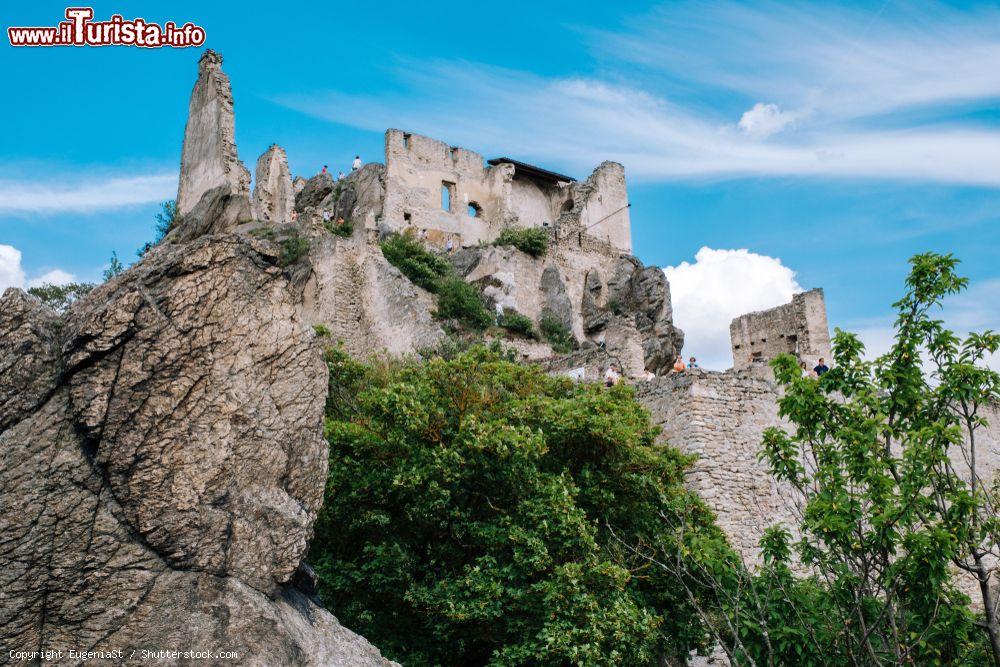 Immagine Turisti in visita alle rovine del castello di Durnstein, Austria: dalla fortezza si ammira uno splendido panorama sulla valle di Wachau - © EugeniaSt / Shutterstock.com