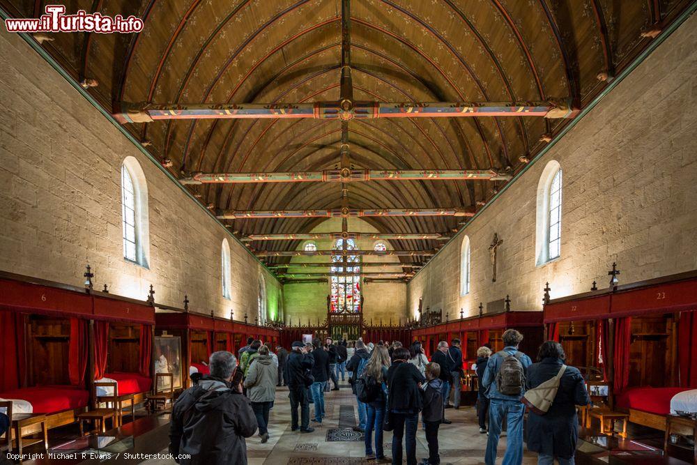 Immagine Turisti in visita all'Hotel-Dieu, l'ex ospedale di Beaune, Francia - © Michael R Evans / Shutterstock.com