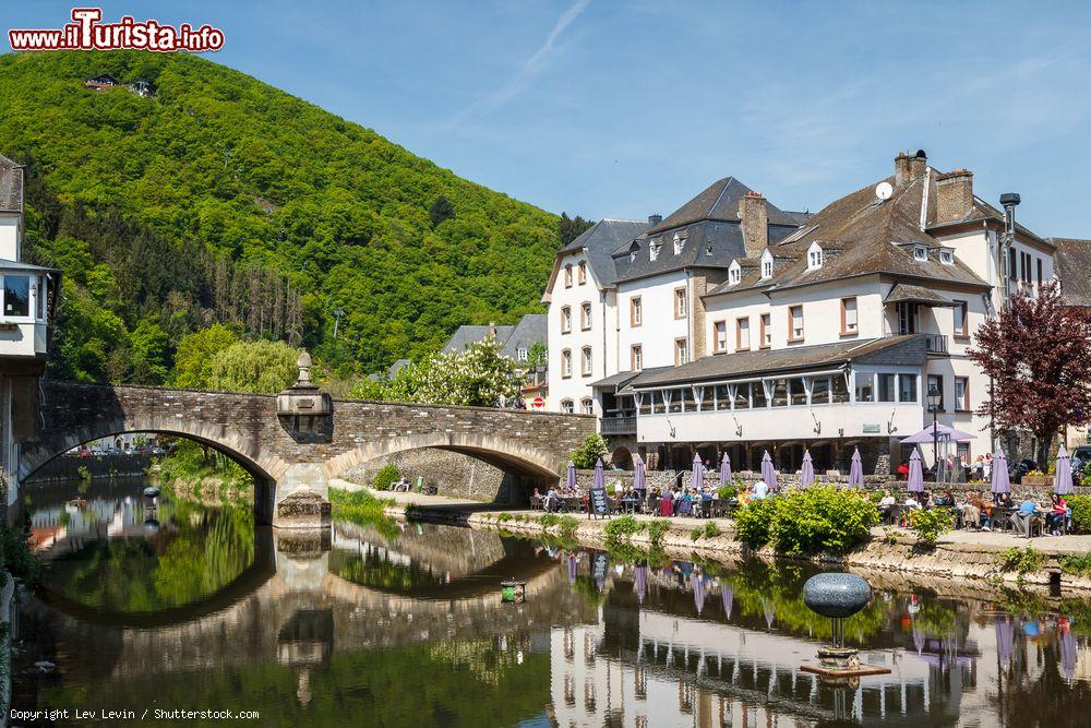 Immagine Turisti lungo il fiume Our nella città di Vianden, Lussemburgo. Questa graziosa località del Lussemburgo nord orientale si trova nell'Oesling ed è capoluogo del cantone omonimo - © Lev Levin / Shutterstock.com