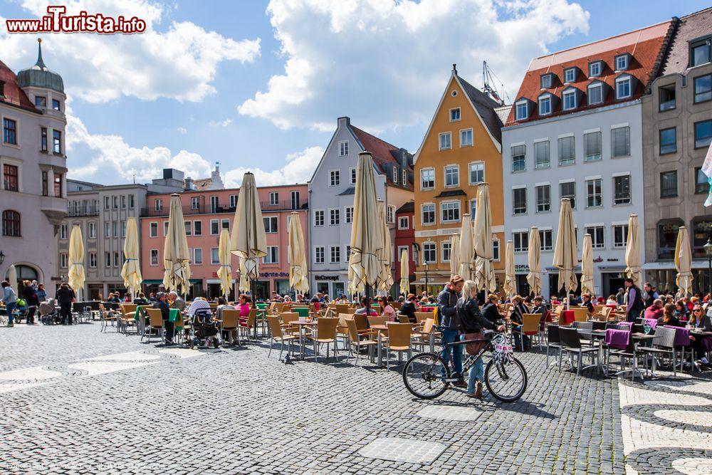 Immagine Turisti nei locali all'aperto di Rathausplatz nel centro di Augusta (Germania) - © muratart / Shutterstock.com