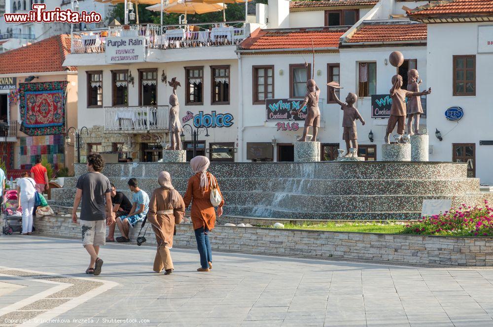 Immagine Turisti nei pressi della Fontana Musicale sul molo a Marmaris, Turchia - © Grinchenkova Anzhela / Shutterstock.com