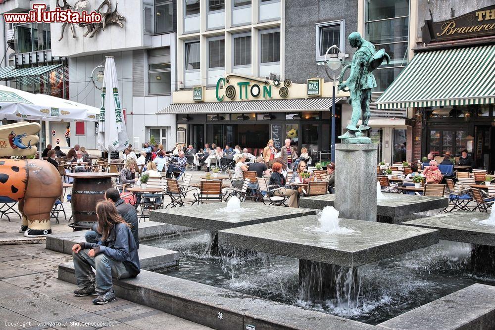 Immagine Turisti nel centro cittadino di Dortmund, Germania: il 2011 è stato un anno record per il turismo in questa località tedesca con quasi 600 mila visitatori - © Tupungato / Shutterstock.com