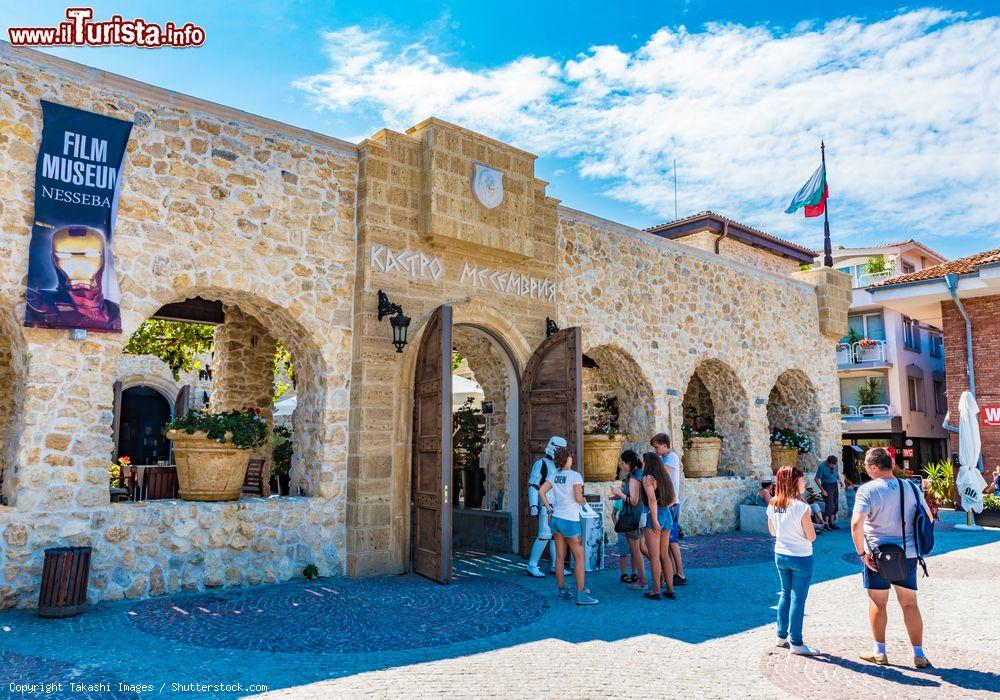 Immagine Turisti nel centro storico di Nessebar (Bulgaria), dichiarato Patrimonio dell'Umanità dall'UNESCO - © Takashi Images / Shutterstock.com