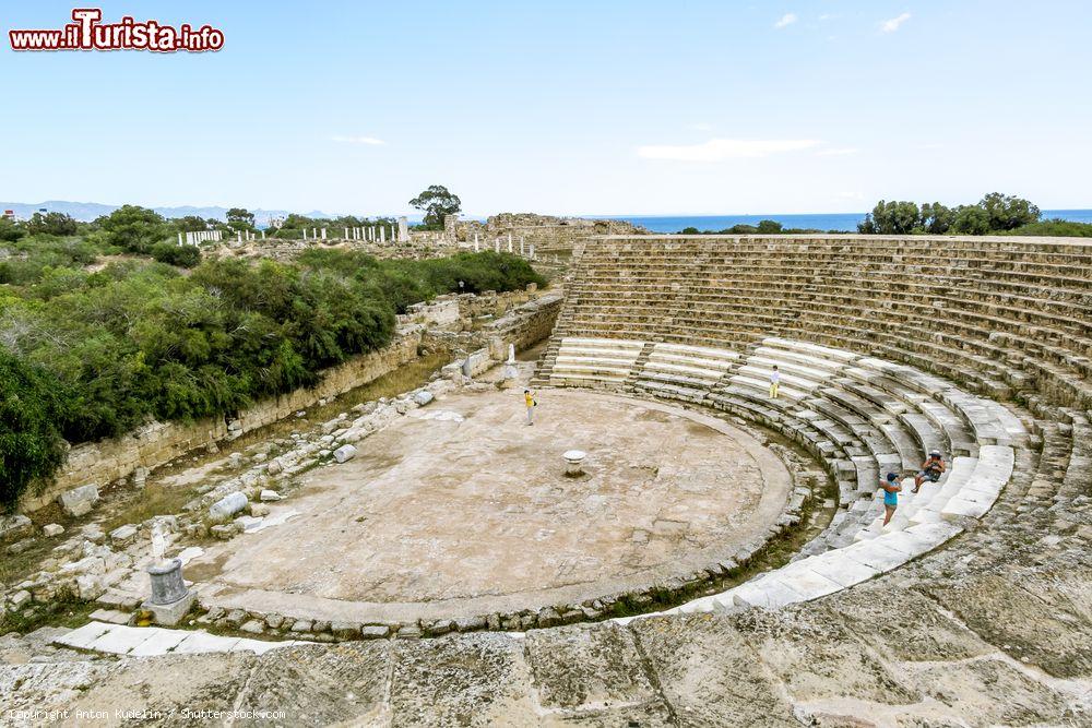 Immagine Turisti nel suggestivo anfiteatro di Salamina, Famagosta, Cipro Nord - © Anton Kudelin / Shutterstock.com