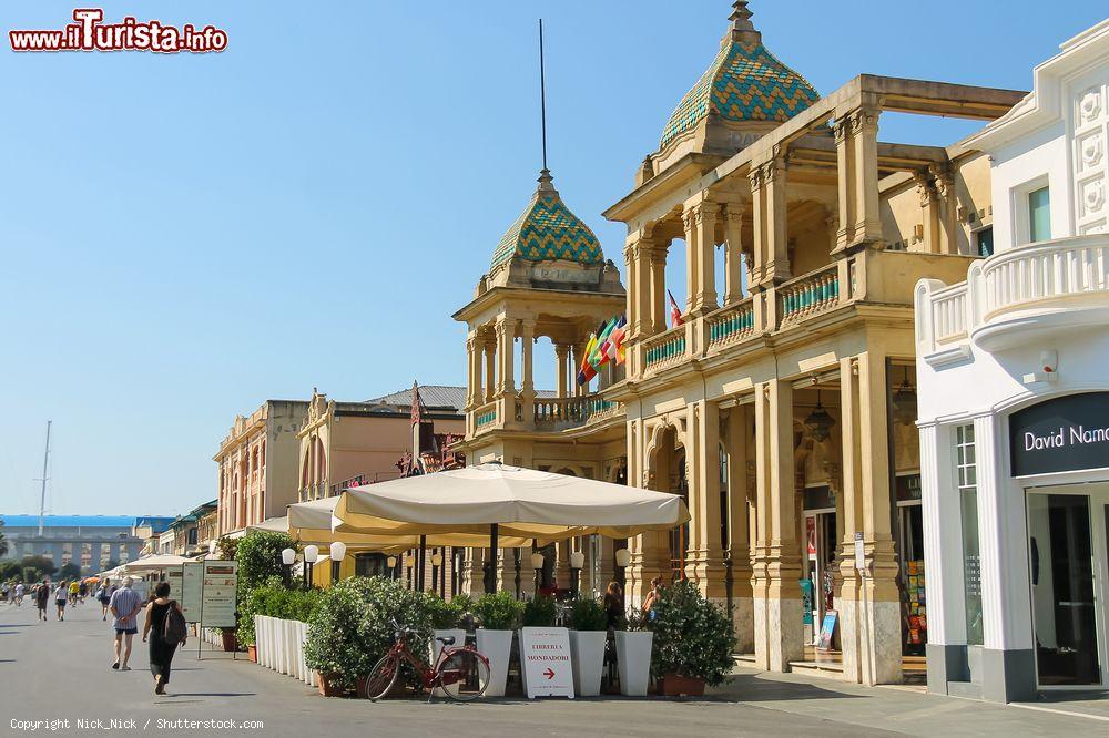 Immagine Turisti passeggiano in una strada di Viareggio, Toscana - © Nick_Nick / Shutterstock.com