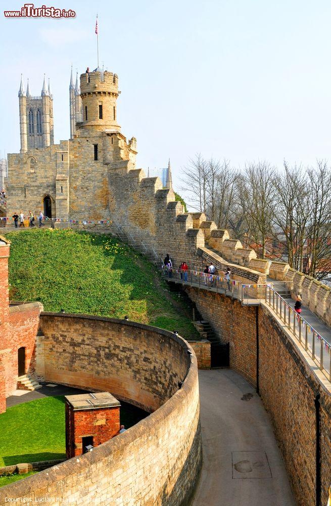 Immagine Turisti passeggiano lungo le mura del castello di Lincoln, Inghilterra. In stile romanico, questa fortezza ha ospitato importanti eventi storici fra cui le due battaglie di Lincoln avvenute nel 1141 e nel 1217 - © Lucian Milasan / Shutterstock.com