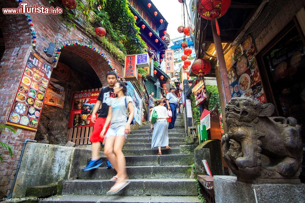 Immagine Turisti per le vie della città di Chiufen, Taiwan - © NH / Shutterstock.com