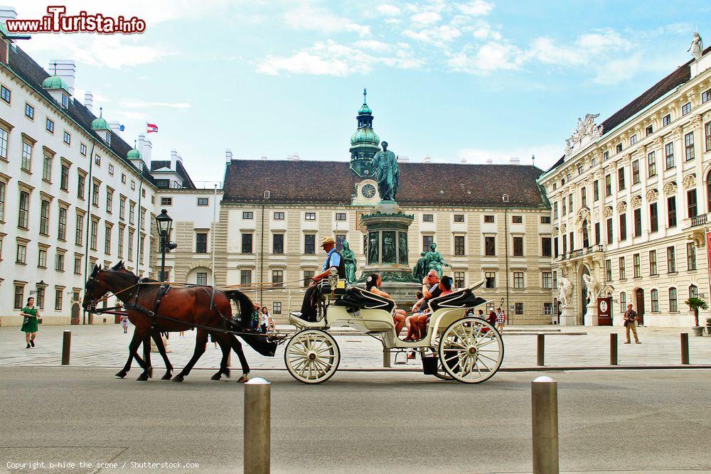 Immagine Turisti su di una carrozza in centro a Vienna, davanti ad Hofburg, il Palazzo Invernale - © b-hide the scene / Shutterstock.com