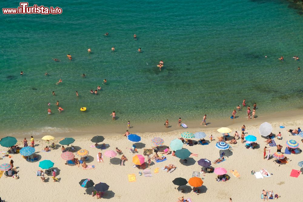 Immagine Turisti su una spiaggia di Pizzo Calabro, Calabria, in estate.