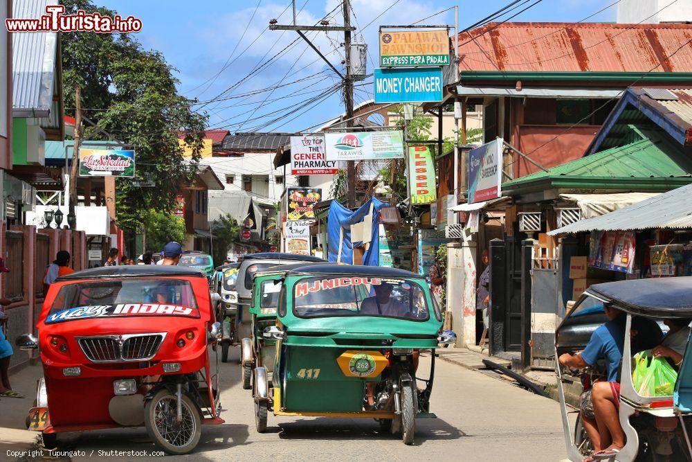 Immagine Turisti sui taxi triciclo nella cittadina di El Nido, Palawan (Filippine). Sei milioni di stranieri hanno visitato le Filippine nel corso del 2016 - © Tupungato / Shutterstock.com