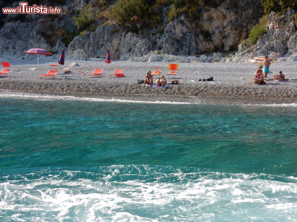 Immagine Turisti sulla spiaggia dei Gabbiani nel tardo pomeriggio, Scario, Campania. A lambire le coste di questo angolo del Cilento sono le acque limpide del Golfo di Policastro - © Lucamato / Shutterstock.com