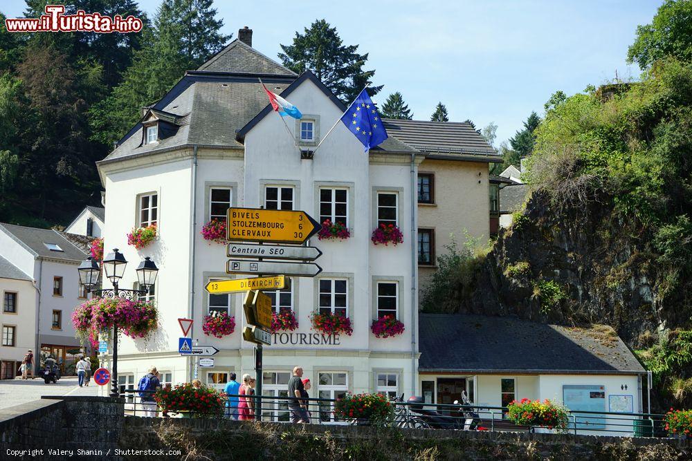 Immagine L'ufficio del turismo di Vianden, Lussemburgo. Fra le attività all'aria aperta più praticate vi sono le passeggiate lungo le strade storiche sulla collina della città - © Valery Shanin / Shutterstock.com