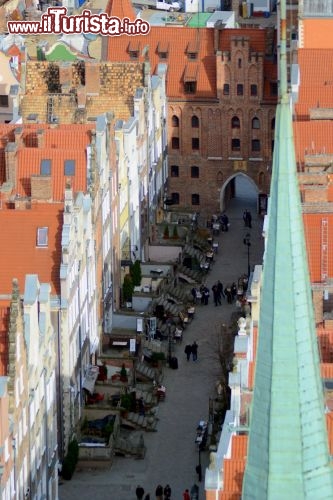 Immagine Ulica Mariacka vista dalla torre della Basilica: dall'alto degli 82 metri della torre della Kościół Mariacki si può osservare lo splendido panorama cittadino e riconoscere le strade più famose del capoluogo della Pomerania.