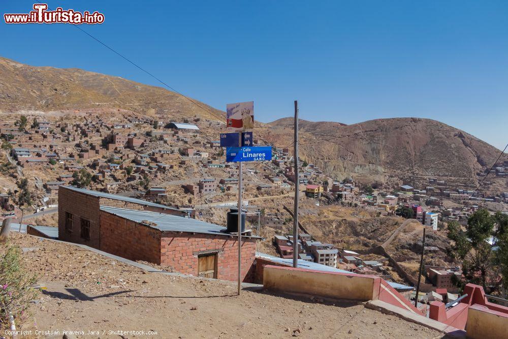Immagine Un agglomerato di case sulle colline di Oruro, Altipiano boliviano - © Cristian Aravena Jara / Shutterstock.com