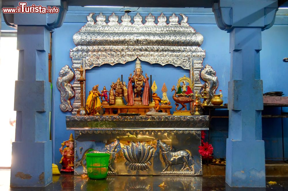 Immagine Un altare all'interno del Kali Amman Temple di Negombo, Sri Lanka - © Denis Costille / Shutterstock.com
