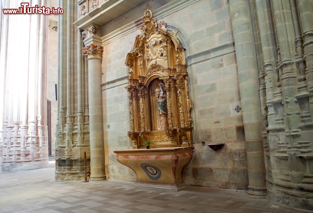 Immagine Un altare dorato all'interno della cattedrale di Astorga, Spagna. Nella nicchia è alloggiata una statua della Vergine.