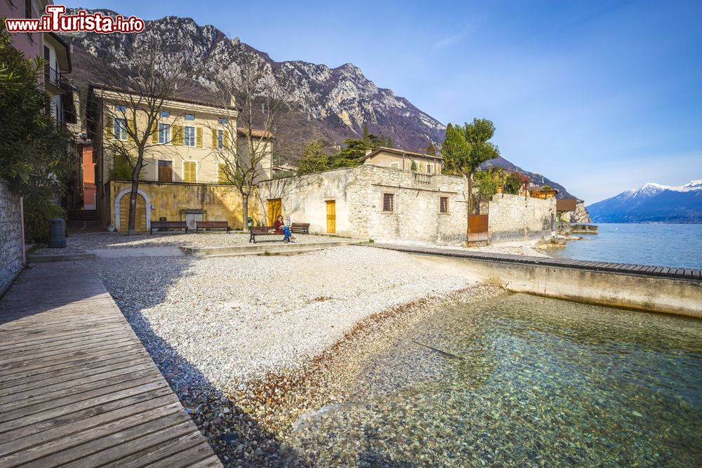 Immagine Un angolo di Gargnano affacciato sul lago di Garda, Lombardia, Italia. Questo paese possiede un bel centro storico.