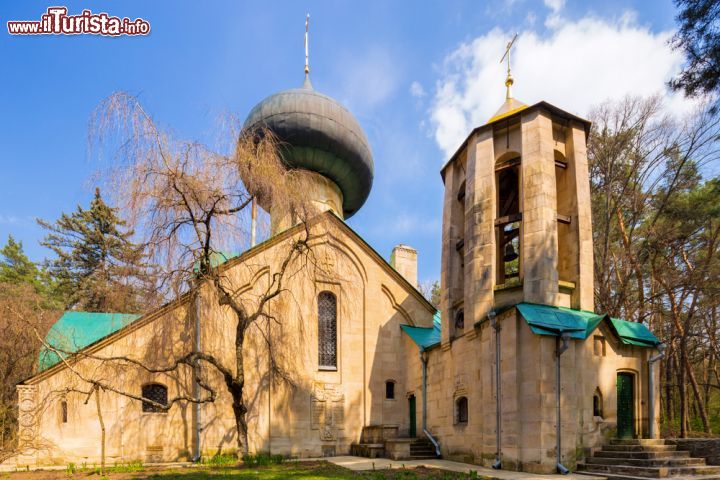 Immagine Un'antica chiesa nella regione di Kharkiv, Ucraina. Linee architettoniche decisamente semplici e di ispirazione geometrica per questo vecchio edificio religioso nei pressi della città