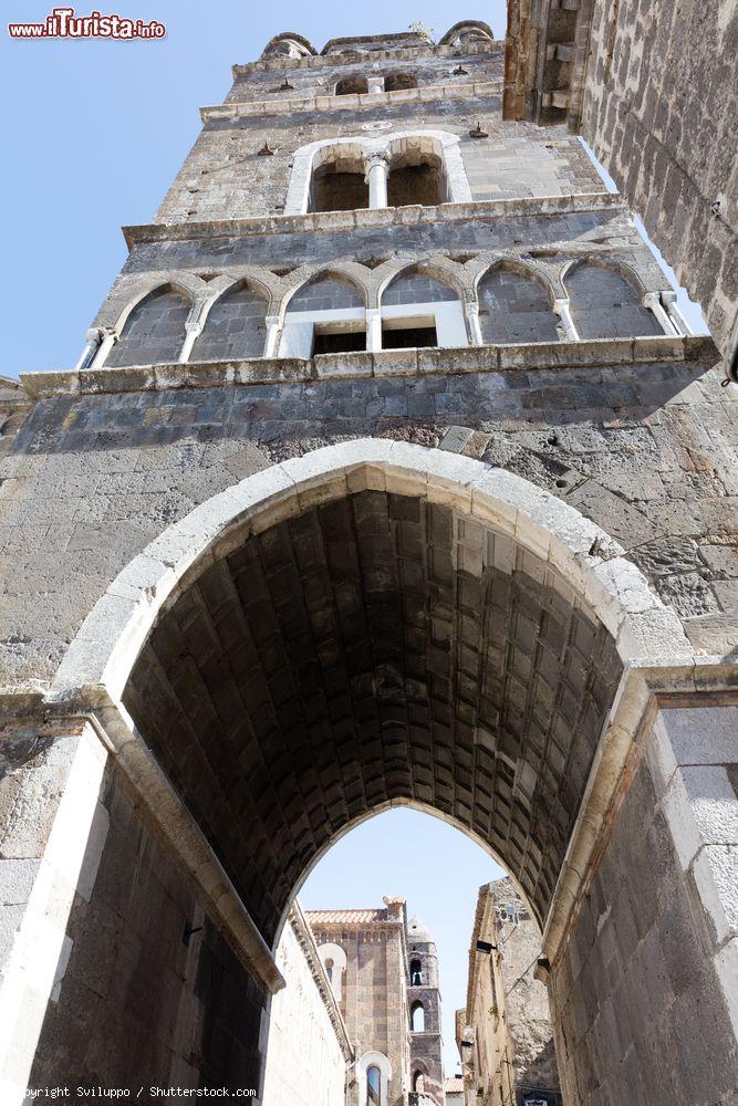 Immagine Un antico arco d'ingresso alla città campana di Caserta, Italia. Questa cittadina che respira di storia è fortemente legata alla casata dei Borboni - © Sviluppo / Shutterstock.com