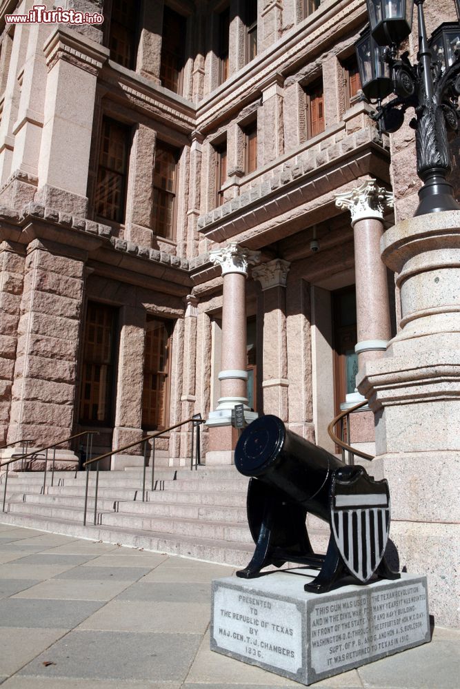 Immagine Un antico cannone di fronte al Campidoglio di Austin, Texas (USA).