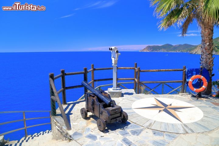 Immagine Un antico cannone militare rivolto verso il mare a Manarola, Liguria.