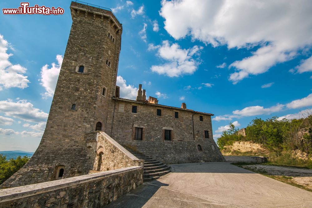 Immagine Un antico castello medievale nei pressi della cittadina di Todi, Umbria.