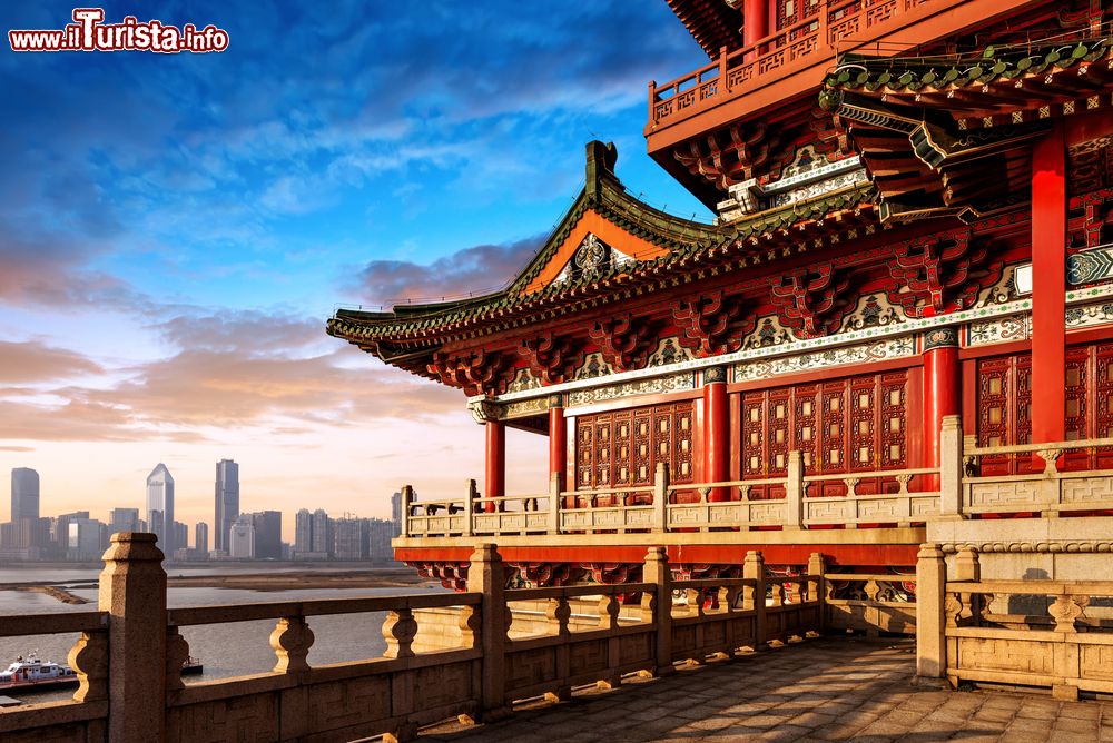 Immagine Un antico edificio cinese al crepuscolo: siamo a Nanchang, Cina. Sullo sfondo, la skyline della cittadina che vanta una storia di 2200 anni.