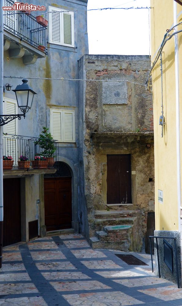 Immagine Un antico edificio del centro storico di Motta Camastra, Sicilia.