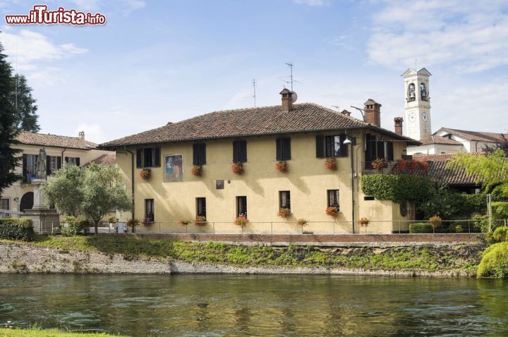 Immagine Un antico edificio sul Naviglio a Cassinetta di Lugagnano, Lombardia - © 98331689 / Shutterstock.com