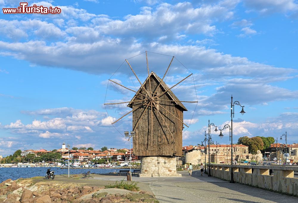 Immagine Un antico mulino a vento all'ingresso della cittadina di Nesebăr (Bulgaria), sul Mar Nero.