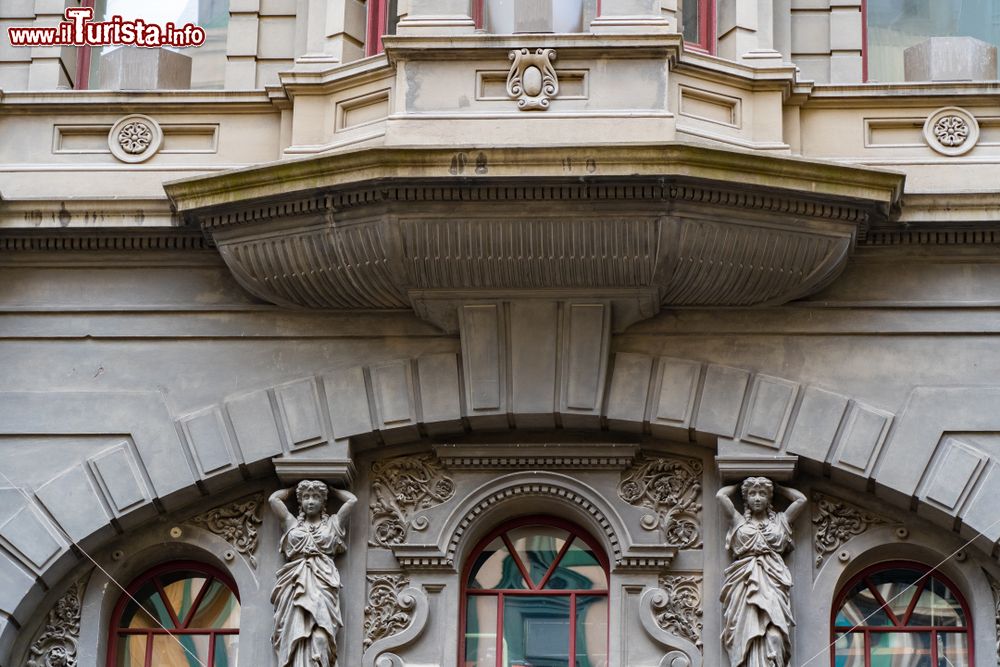 Immagine Un antico palazzo in stile europeo a Melbourne, Australia. Particolare delle decorazioni scultoree sulla facciata.