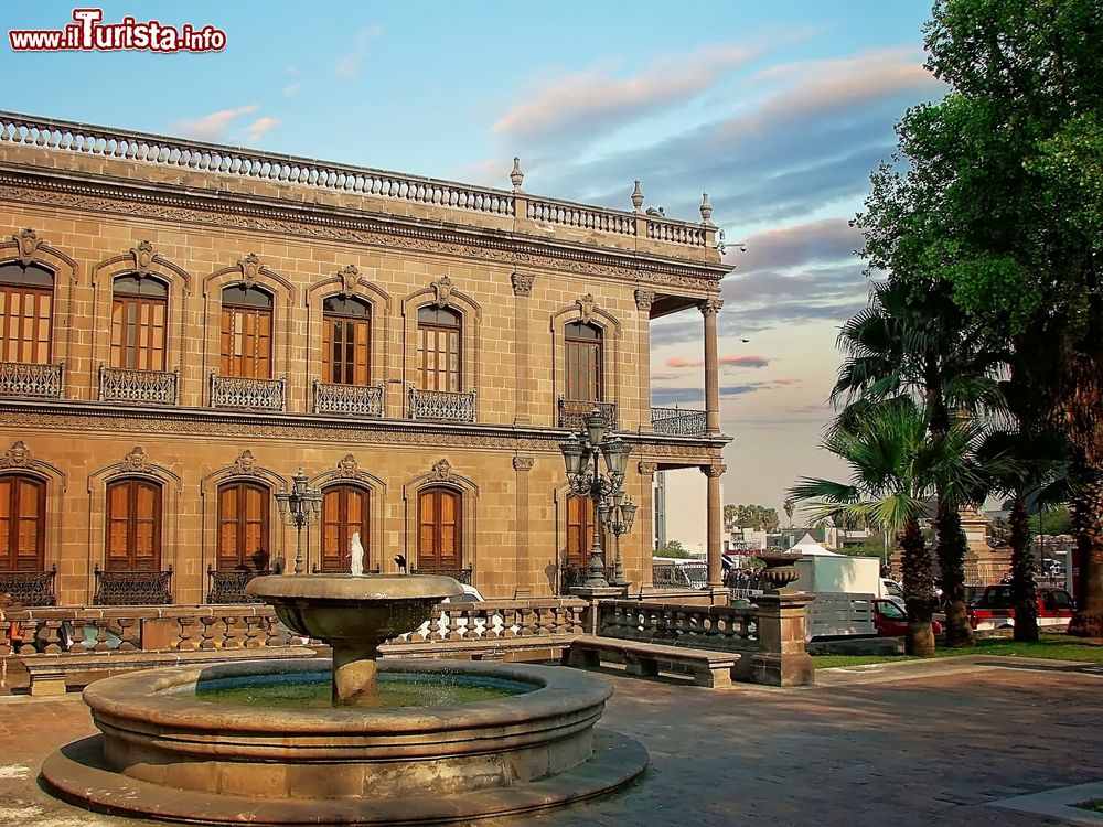 Immagine Un antico palazzo nel Barrio Antiguo di Monterrey, Messico. Il centro storico della capitale è caratterizzata da eleganti edifici del XIX° secolo.