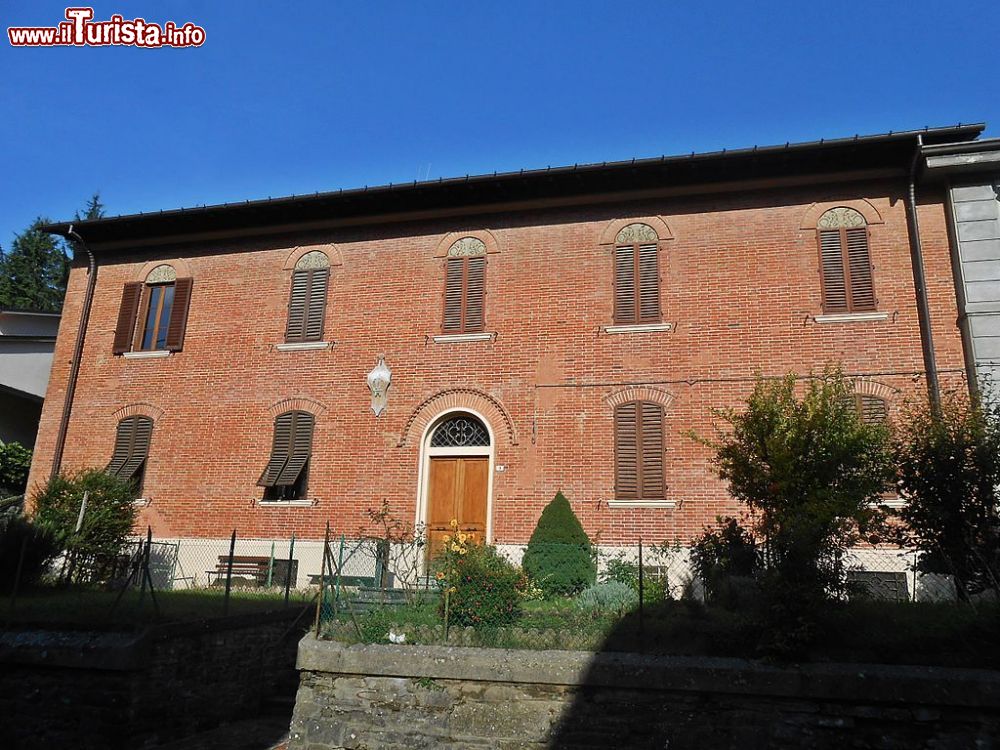 Immagine Un antico palazzo nel centro di Marradi in Toscana - © Zebra48bo - CC BY-SA 4.0, Wikipedia