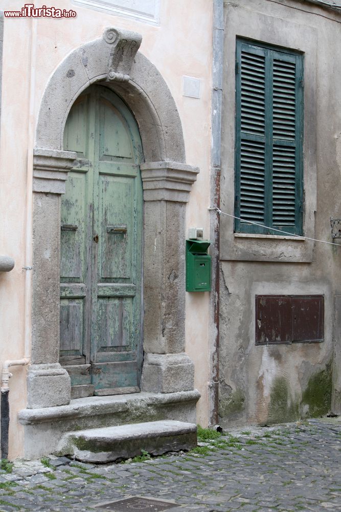 Immagine Un antico portone nel centro storico di Trevignano Romano