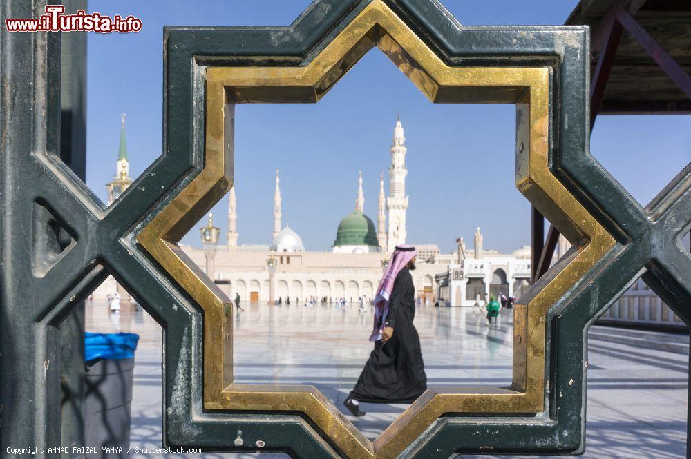 Immagine Un arabo passeggia sul piazzale della moschea Nabawi a Medina, Arabia Saudita - © AHMAD FAIZAL YAHYA / Shutterstock.com