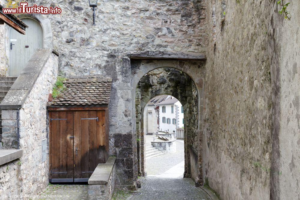 Immagine Un arco lungo le mura cittadine di Rapperswil-Jona, Svizzera: queste fortificazioni risalgono al XIII° secolo - © marekusz / Shutterstock.com