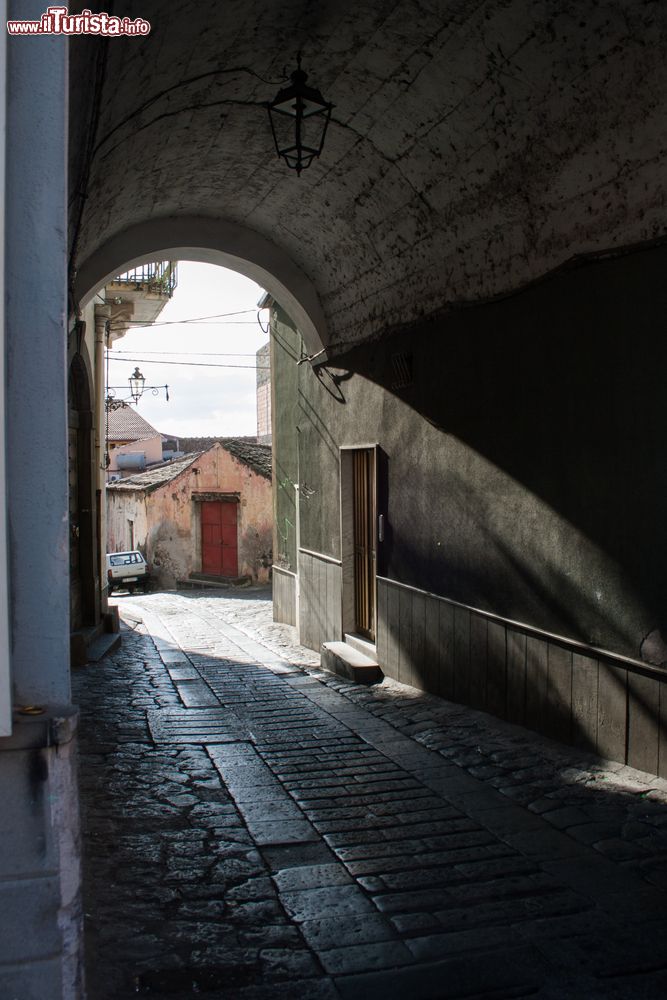 Immagine Un arco nel centro di  Biancavilla di Catania, in Sicilia.