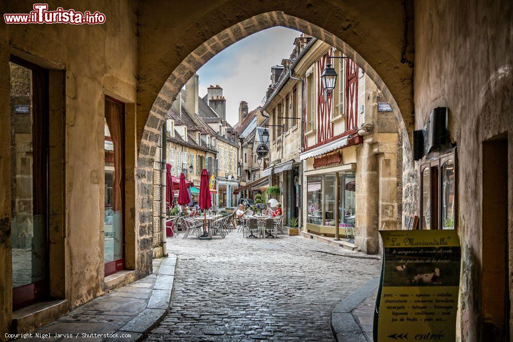 Immagine Un arco nel centro sorico di Semur-en-Auxois in Francia - © Nigel Jarvis / Shutterstock.com