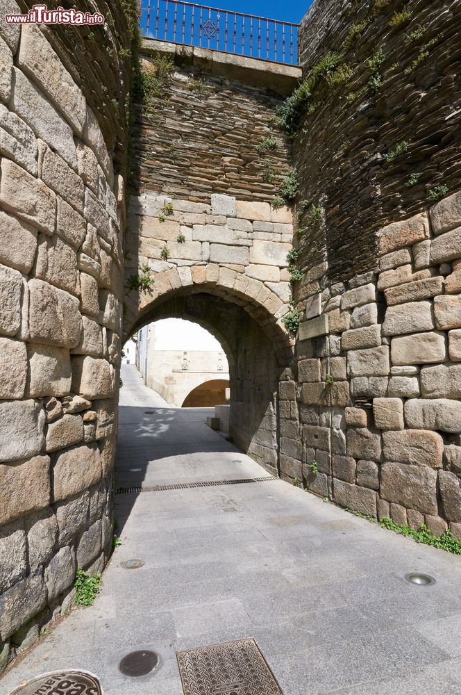 Immagine Un arco nelle mura romane di Lugo, Galizia, Spagna. Risalente al terzo secolo, la robusta e imponente cinta muraria è stata inserita dall'Unesco nel patrimonio dell'umanità.